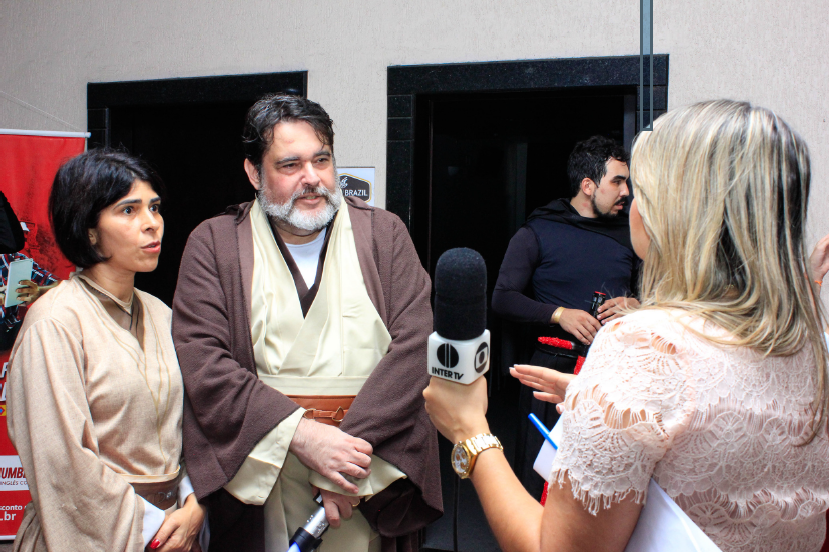 A repórter Vanessa Peixoto entrevistando Rodrigo Ribeiro e Andreia Magalhães 