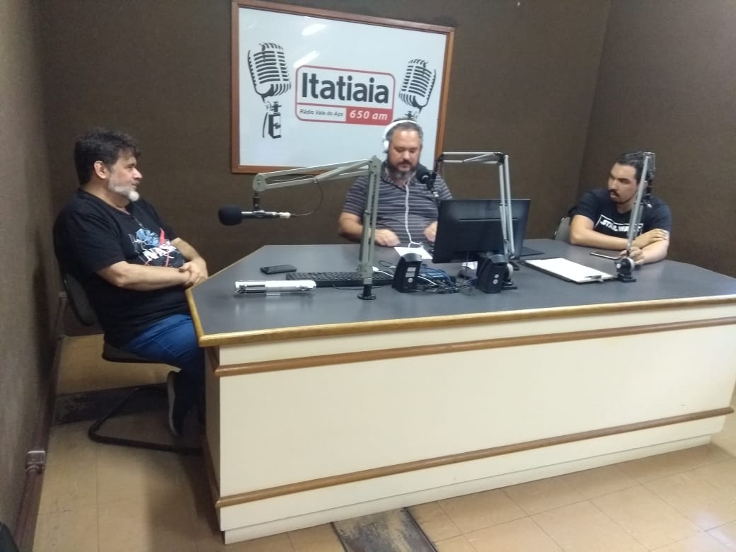 O Jornalista Jefferson Rocha entrevistando Rodrigo Ribeiro e Thiago Brum 